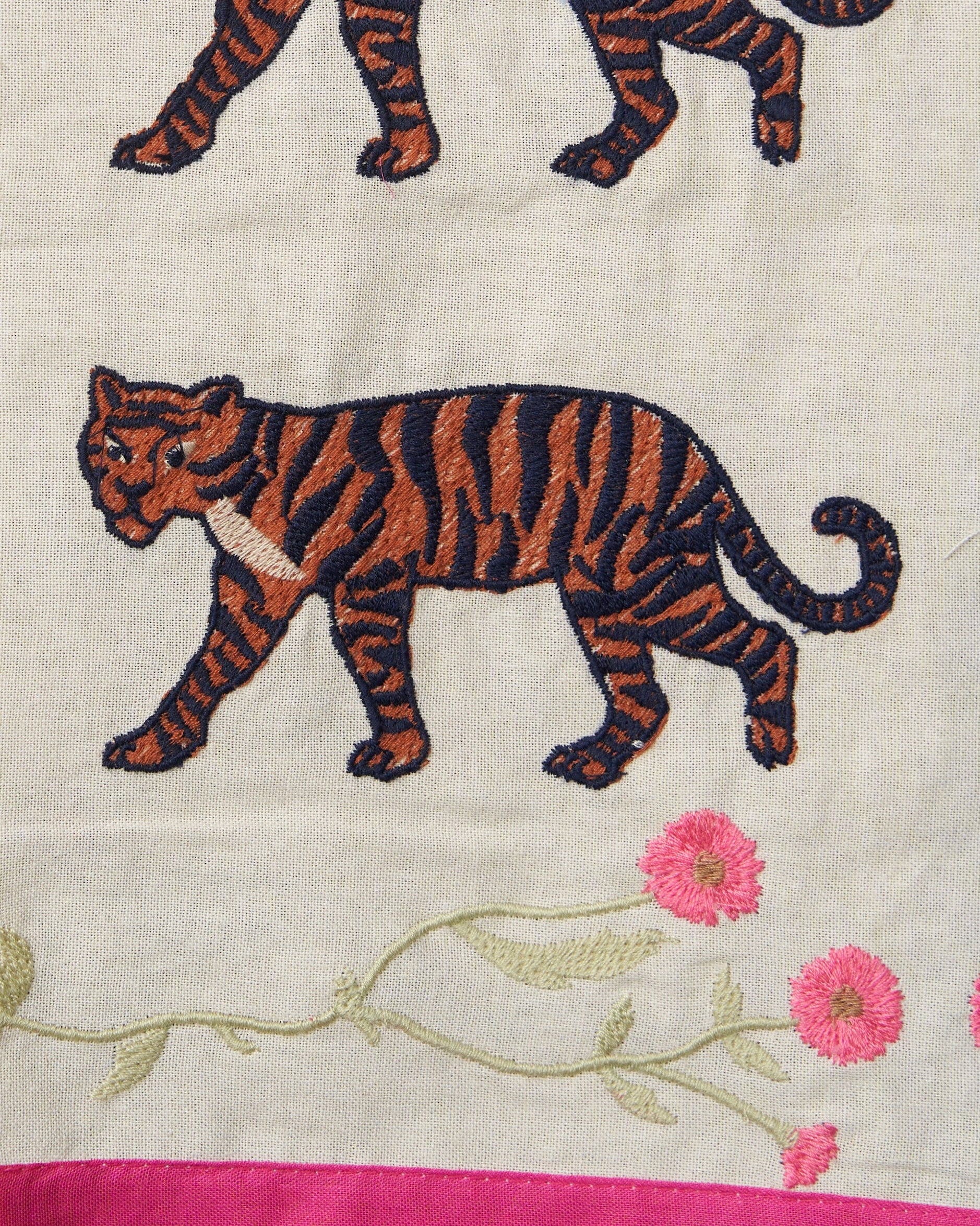 Dettaglio ricamo tigre cotone pantalone Britta Tigre FrancescaBi artigianale
