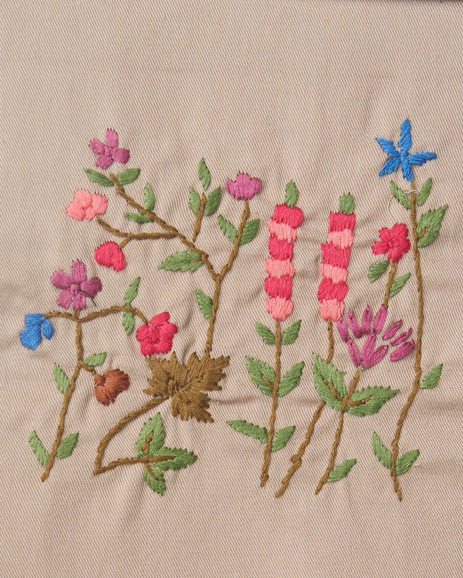 Dettaglio ricamo floreale rosa beige cotone Smilla Prato FrancescaBi artigianale