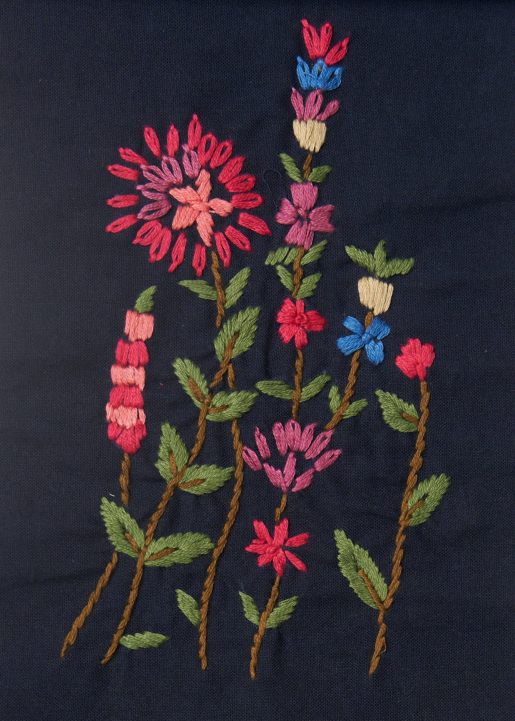 Dettaglio ricamo floreale colorato fondo pantalone Britta Prato FrancescaBi India